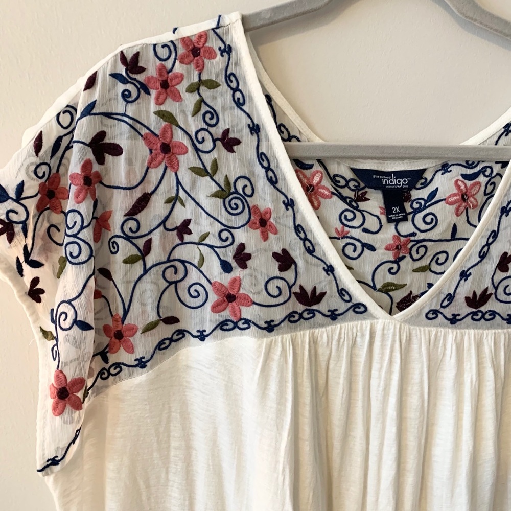 White lace detailed flowery top
